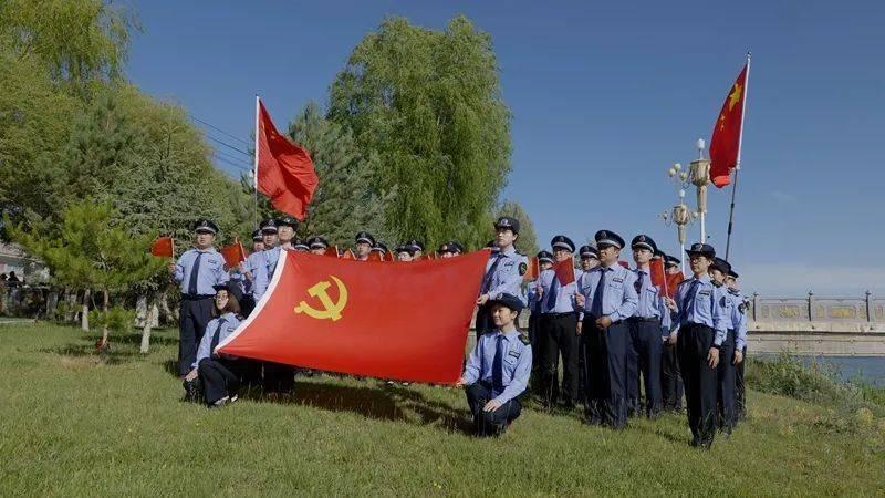 救援聪明的小女生