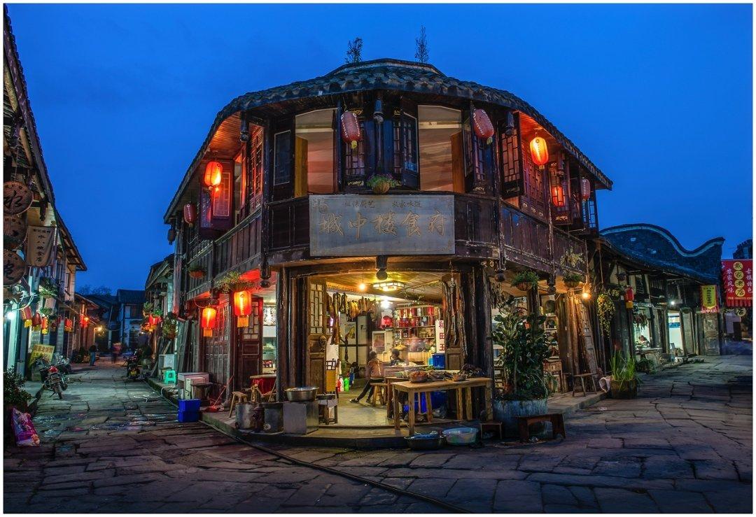 可爱小猫向上跳
